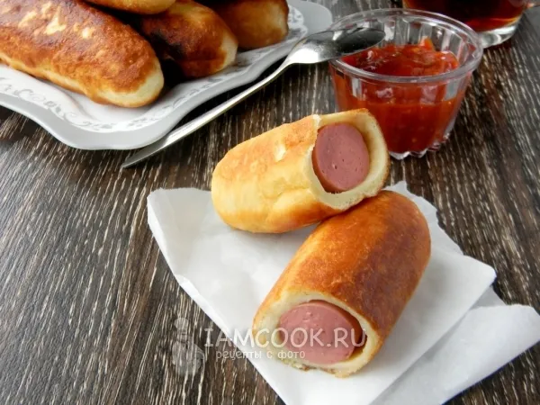 Фото готового блюда: Сосиски в тесте на сковороде