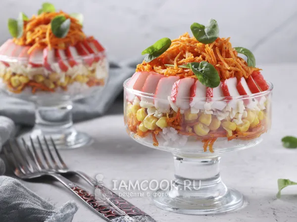 Фото готового блюда: Слоёный крабовый салат с рисом, кукурузой и корейской морковью
