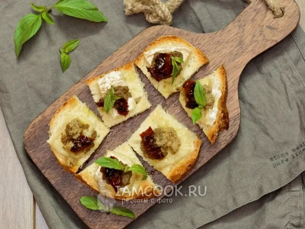 Фото готового блюда: Мини-бутерброды с бри, тапенадой и вялеными помидорами