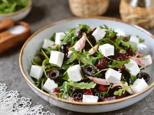 Фото готового блюда: Салат из свеклы с курицей и сыром фета