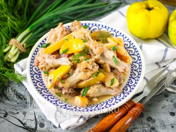 Фото готового блюда: Тушеная курица с айвой