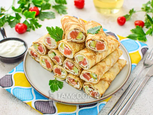 Фото блюда: Блины с красной рыбой и творожным сыром, и огурцом