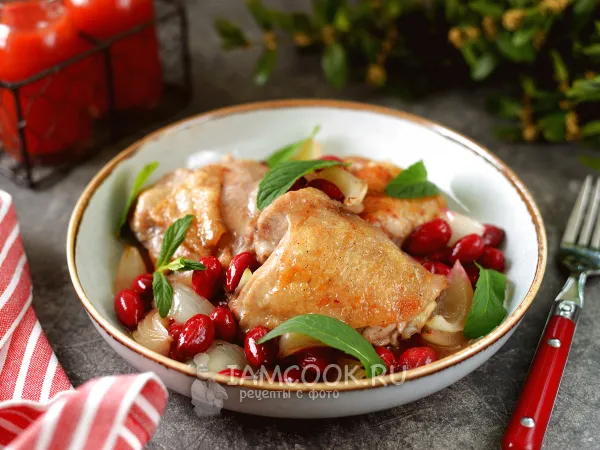 Фото готового блюда: Овришта (жареная курица с кизилом, азербайджанская кухня)