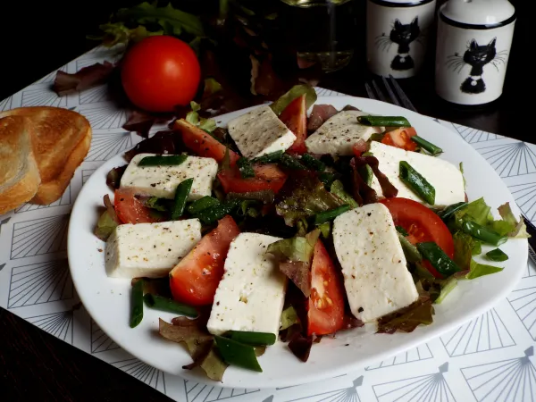 Фото готового блюда: Салат с адыгейским сыром и помидорами