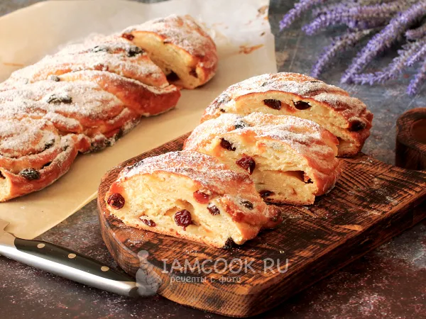 Фото готового блюда: Творожный рулет с джемом и изюмом