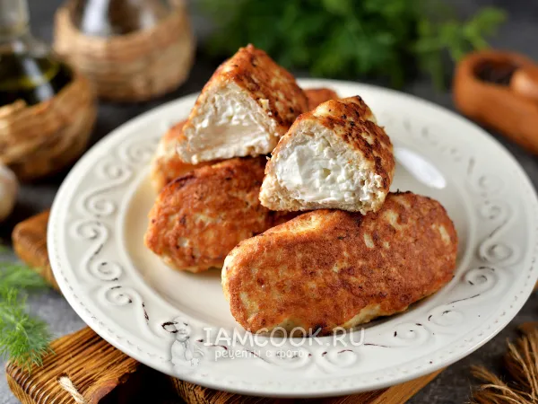 Фото готового блюда: Куриные котлеты с творожным сыром