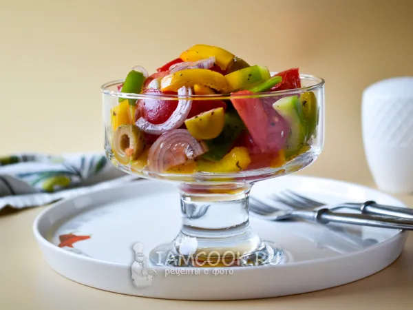 Фото блюда: Салат с оливками, перцем и помидорами