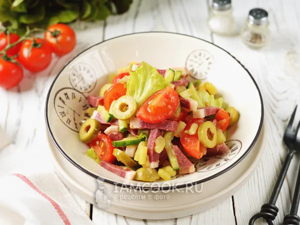 Фото готового блюда: Салат с копченым языком и овощами