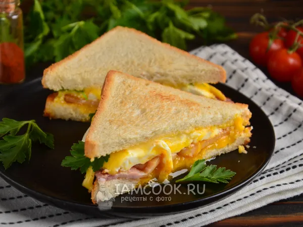 Фото готового блюда: Сэндвичи с яйцом и беконом