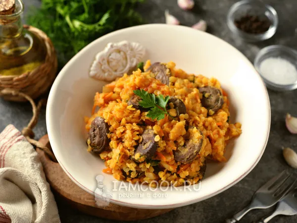 Фото готового блюда: Сердце индейки с чечевицей на сковороде