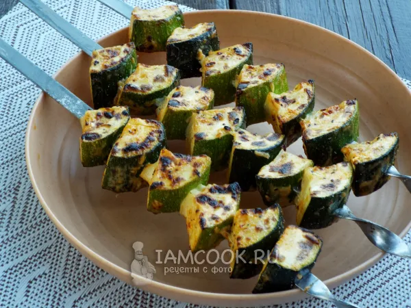 Фото готового блюда: Кабачки на шампурах на мангале