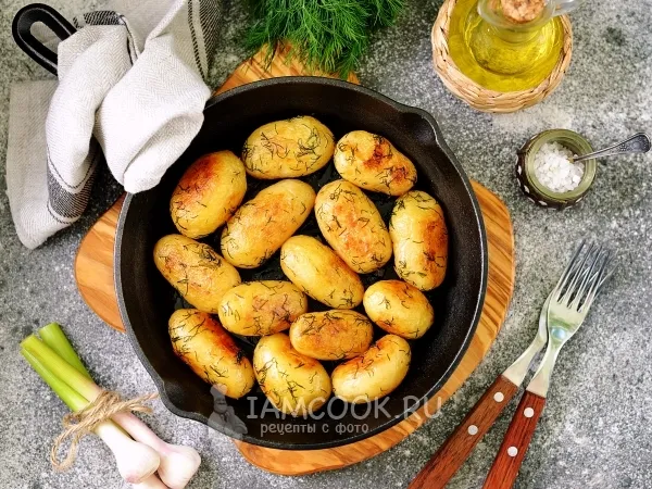 Фото готового блюда: Молодой картофель с чесноком и укропом на сковороде