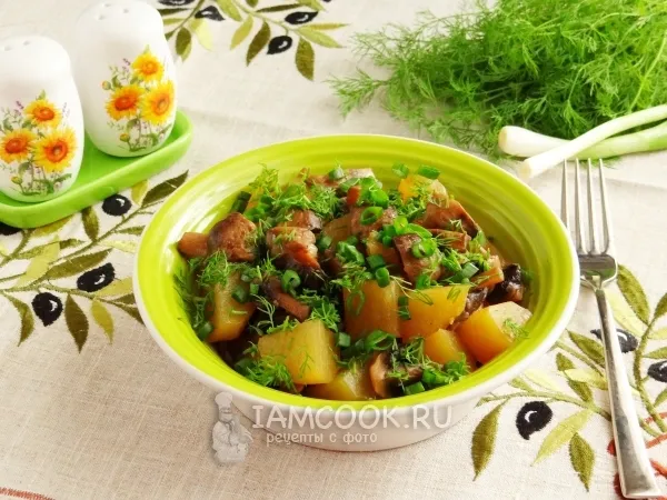 Фото готового блюда: Тушеная картошка с грибами в мультиварке