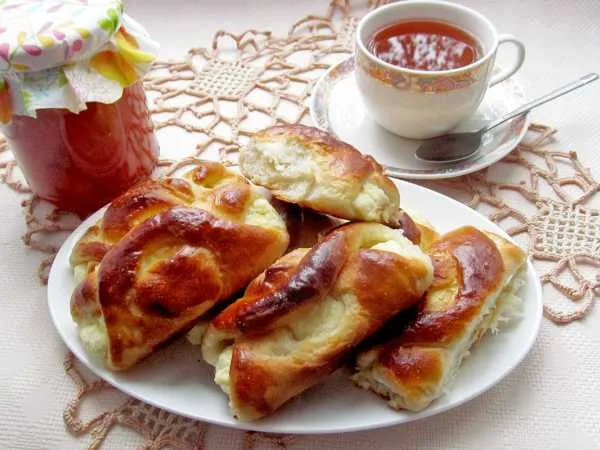 Фото готового блюда: Пирожки с творогом из дрожжевого теста