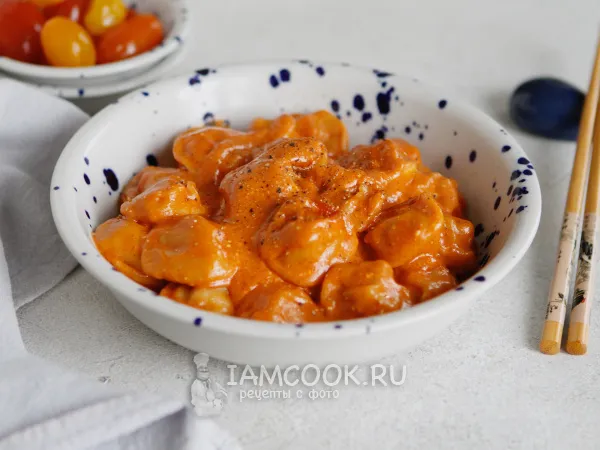 Фото готового блюда: Пельмени в аэрогриле с кетчупом и майонезом