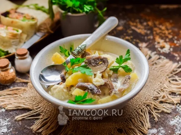 Фото готового блюда: Тушеная картошка с грибами в сметане