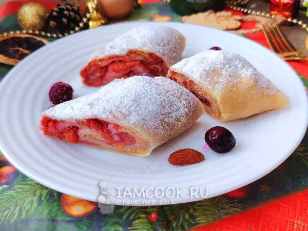 Фото готового блюда: Австрийский штрудель с вишней и ванилью