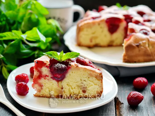 Фото готового блюда: Шарлотка с клубникой и яблоками в духовке