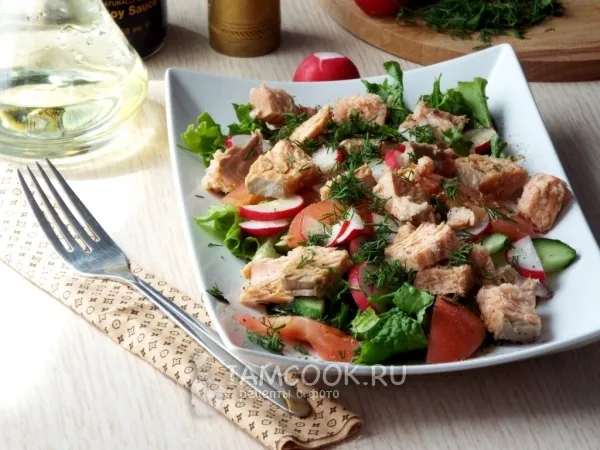 Фото готового блюда: Овощной салат с красной рыбой