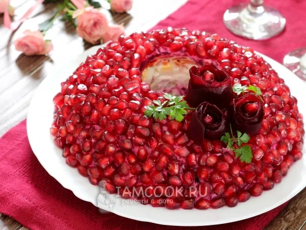 Фото готового блюда: Салат «Гранатовый браслет» с курицей