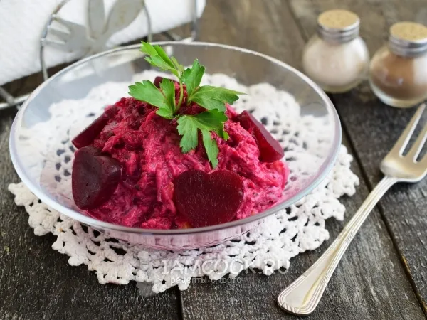 Фото блюда: Салат из свеклы с чесноком и грецким орехом