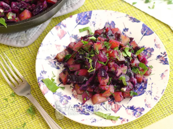 Фото готового блюда: Тушеная картошка с красной капустой