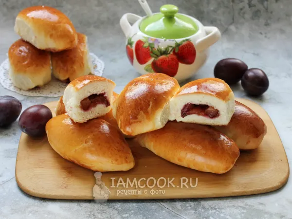 Фото готового блюда: Пирожки со сливами из дрожжевого теста