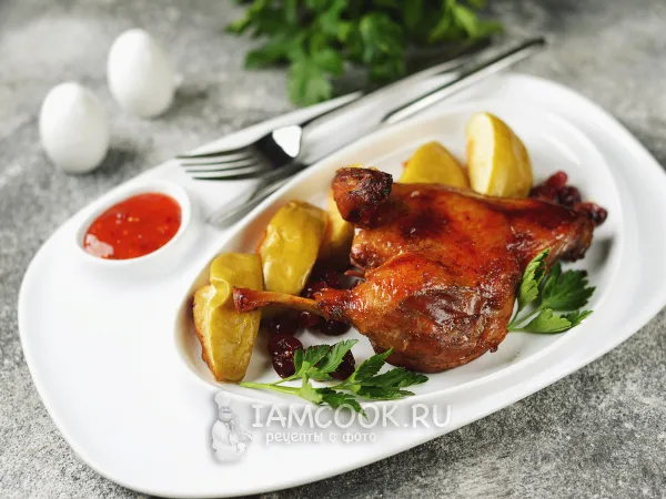 Фото готового блюда: Утиные ножки с яблоками в духовке