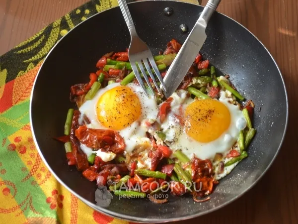 Фото готового блюда: Яичница со спаржей и вялеными помидорами