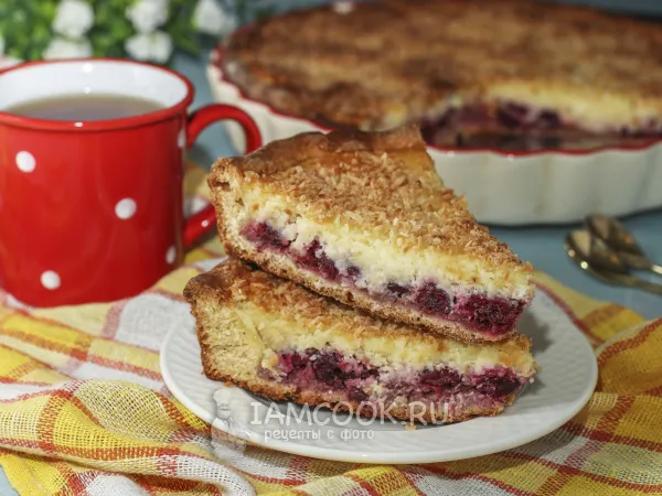 Фото готового блюда: Дрожжевой пирог с вишней, творогом и кокосовой стружкой