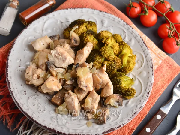 Фото готового блюда: Брокколи с курицей в мультиварке