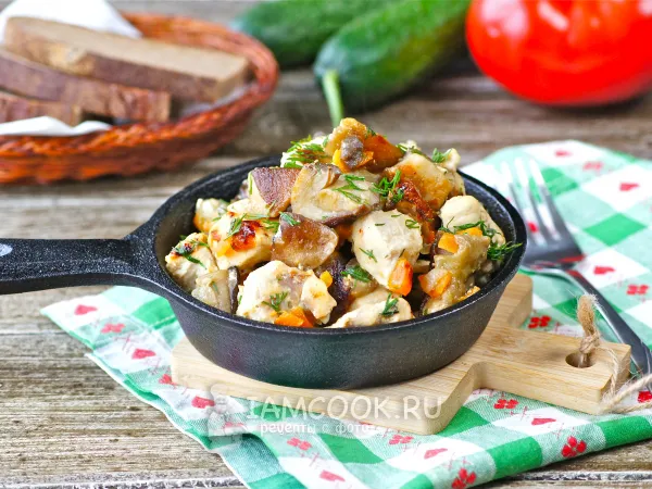 Фото готового блюда: Куриная грудка с грибами на сковороде