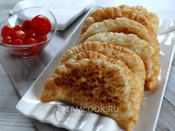 Фото готового блюда: Чебуреки из слоеного теста на сковороде