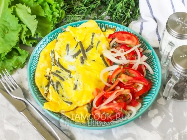 Фото готового блюда: Омлет с чесночными стрелками на сковороде