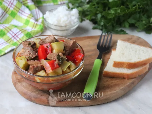 Фото готового блюда: Говядина с кабачками в мультиварке (тушеные)