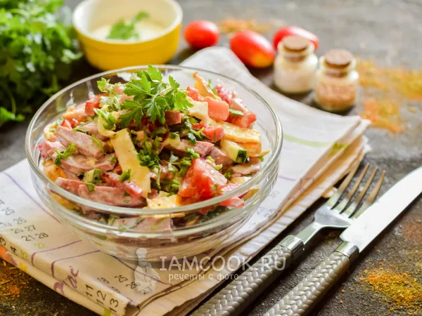 Фото готового блюда: Салат с омлетом и колбасой