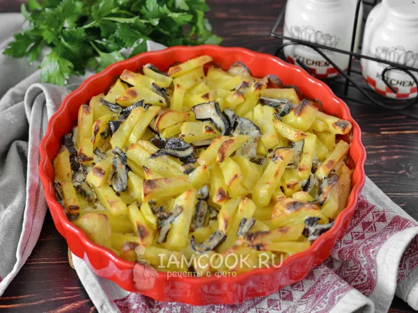 Фото готового блюда: Картошка с солеными грибами в духовке