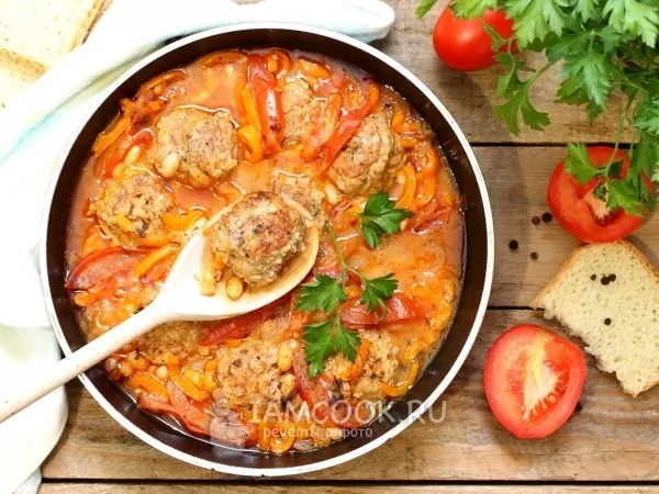 Фото готового блюда: Тефтели в томате с фасолью и перцем