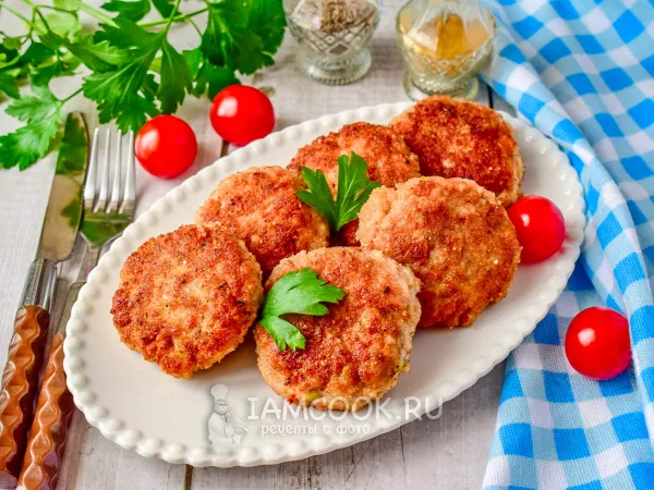 Фото готового блюда: Котлеты из куриного фарша с кабачками на сковороде