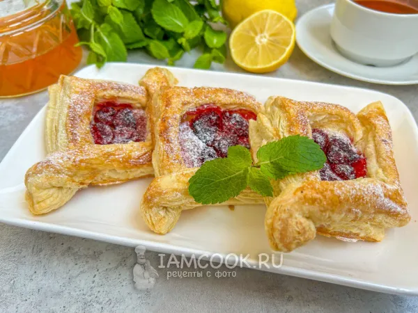 Фото готового блюда: Ватрушка из слоеного теста с малиной