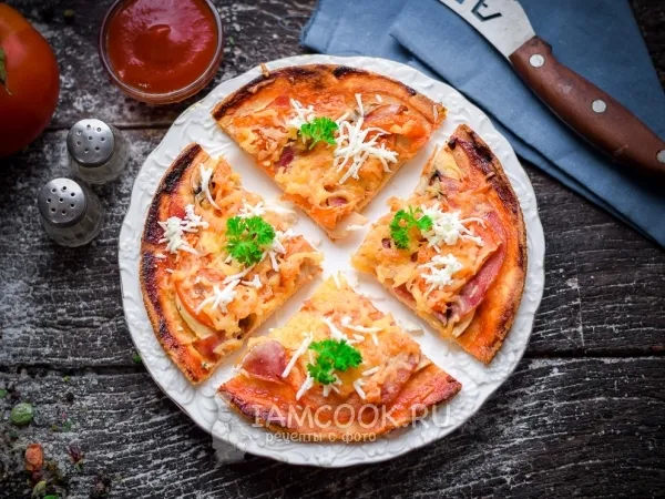 Фото блюда: Пицца с ветчиной, сыром и помидорами