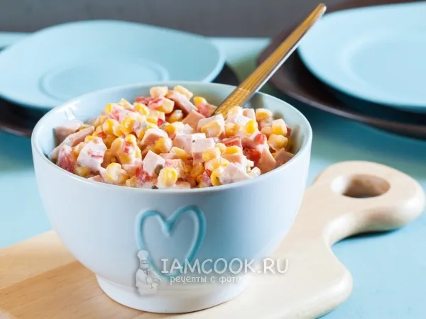 Фото готового блюда: Салат с кукурузой и колбасой