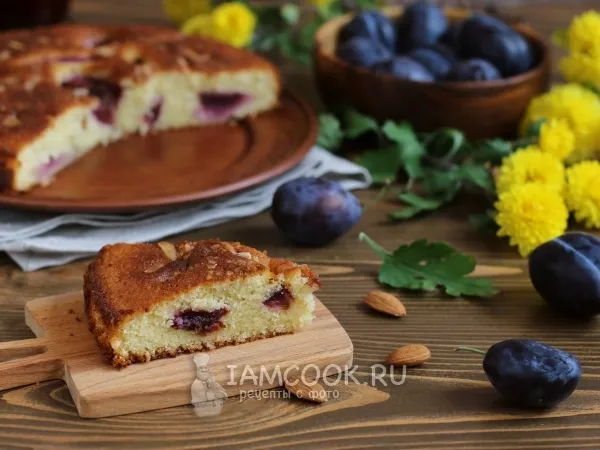 Фото готового блюда: Миндальный пирог со сливами