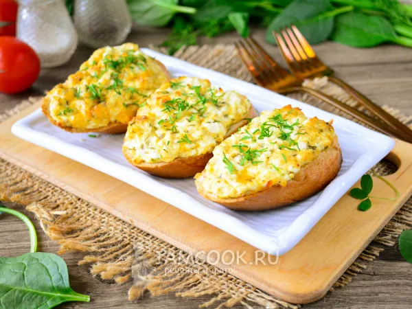 Фото готового блюда: Горячие бутерброды с творогом и сыром в духовке