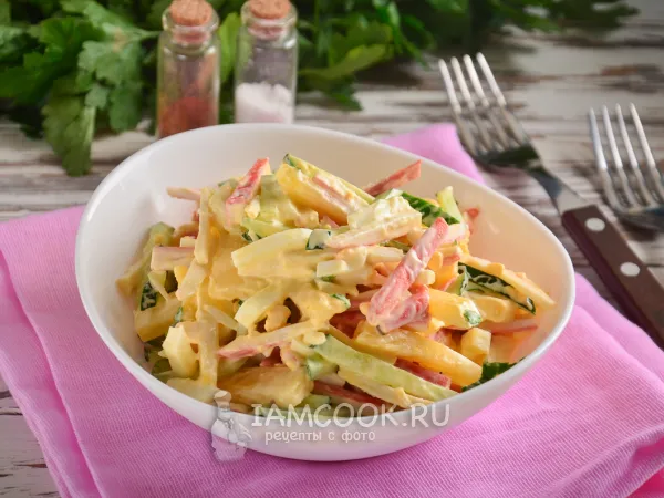 Фото готового блюда: Салат с крабовыми палочками, свежим ананасом, яйцами и огурцом
