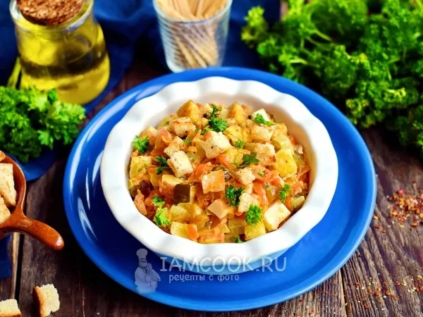 Фото блюда: Салат «Обжорка» с копченой курицей и сухариками