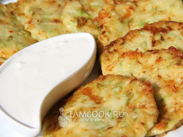 Фото блюда: Кабачковые оладьи с сыром и чесноком