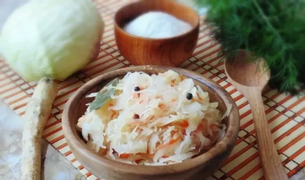 Фото готового блюда: Капуста квашеная с хреном и морковью