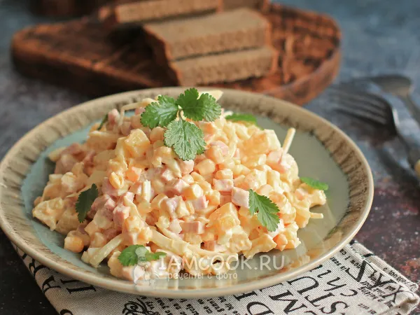 Фото готового блюда: Салат с копченым мясом и кукурузой