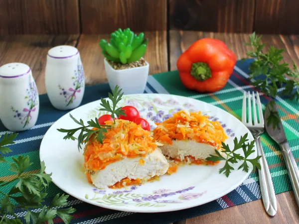 Фото готового блюда: Куриная грудка с морковью и луком